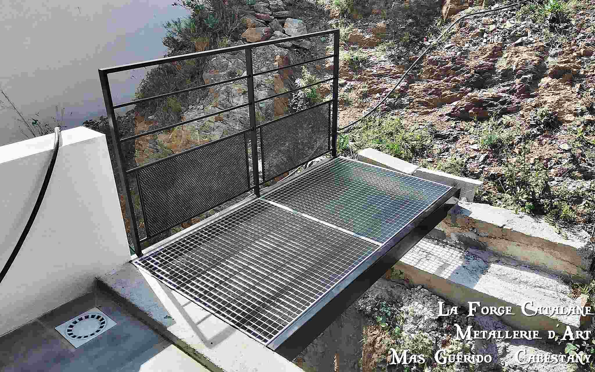 passerelle en fer avec garde corps forge catalane.jpg